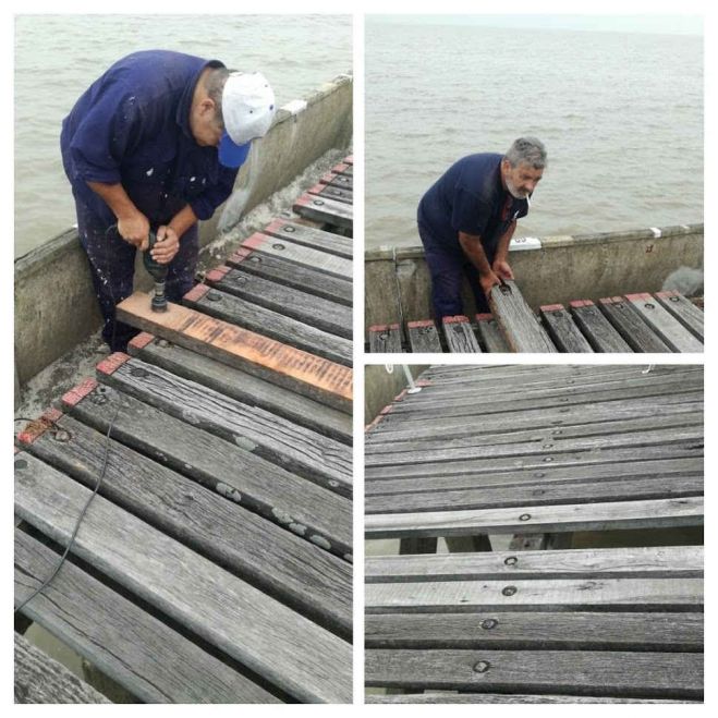 Continuamos con el cambio de tablones en el muelle